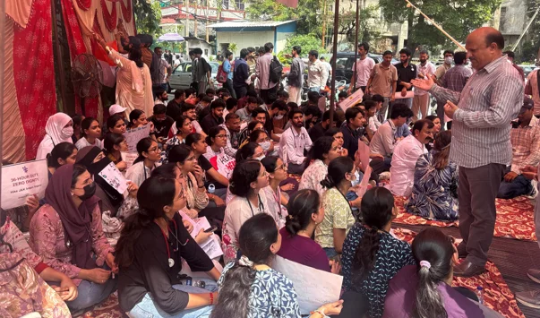 BJP MLAs visit striking doctors, ask Govt to resolve stipend issue