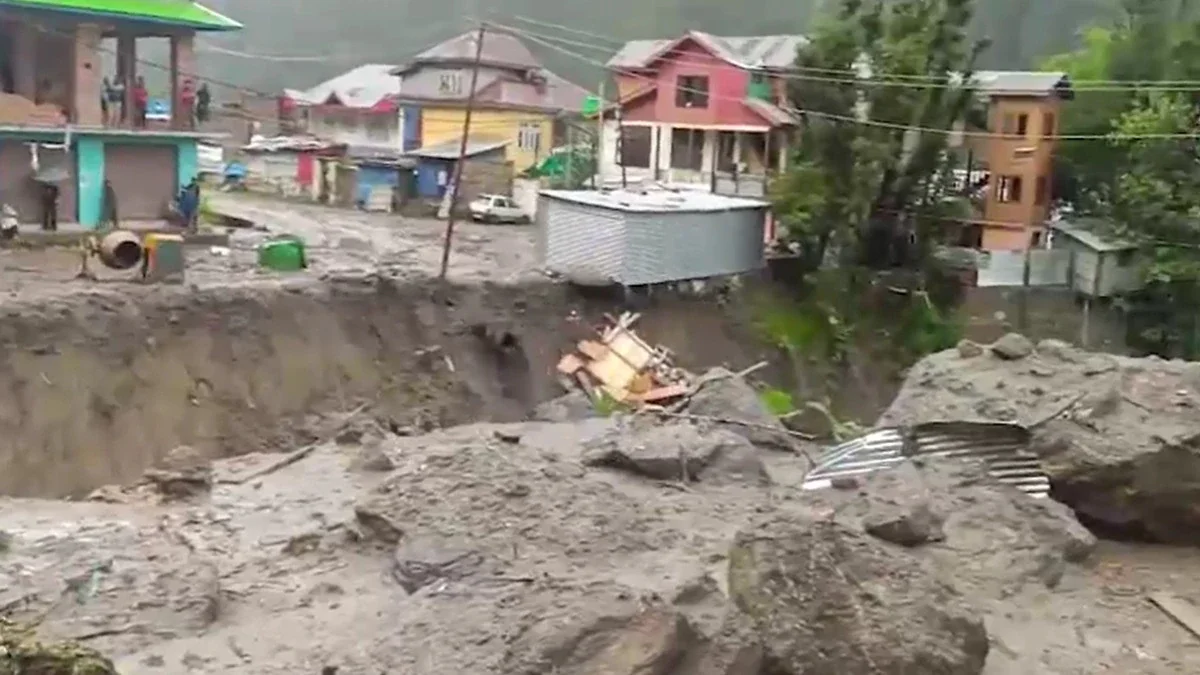 Flash floods hit Chatroo; schools shut in Kishtwar, Doda, Ramban
