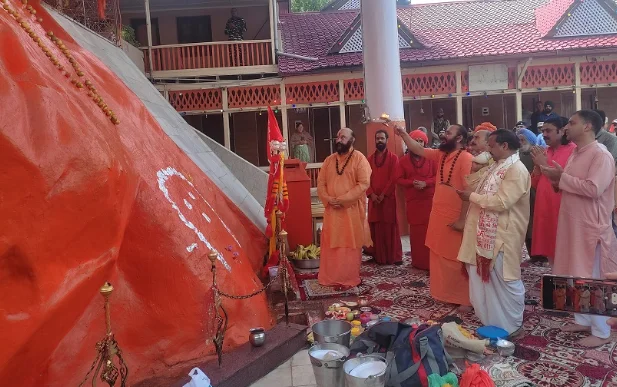 Amarnath Yatra: ‘Chhari Mubarak’ Visits Sharika Bhawani Temple for Prayers