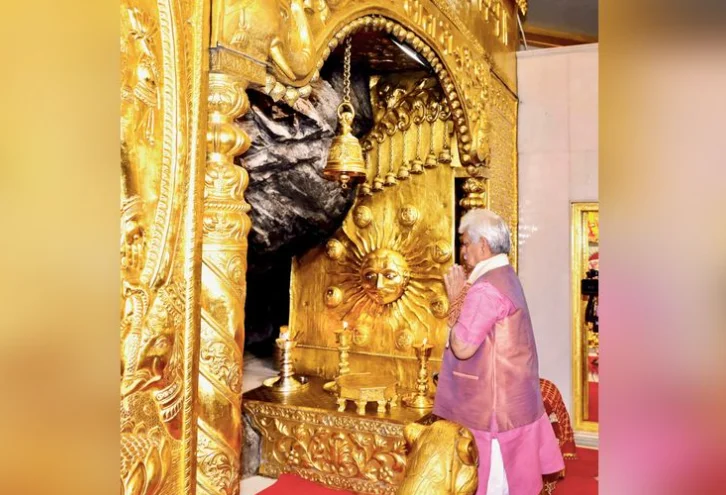 LG Manoj Sinha Offers Prayers at Mata Vaishno Devi Shrine